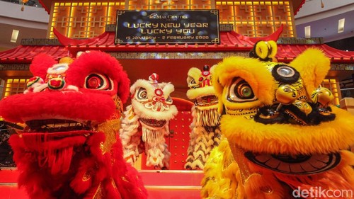 Barongsai adalah tarian tradisional Cina yang menggunakan sarung menyerupai singa. Barongsai dipertunjukkan pada Hari Raya Imlek dan menjadi tradisi tahunan.