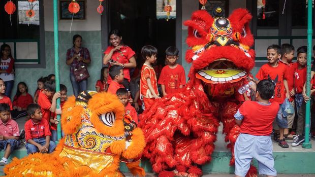 Barongsai adalah tarian tradisional Cina yang menggunakan sarung menyerupai singa. Barongsai dipertunjukkan pada Hari Raya Imlek dan menjadi tradisi tahunan.