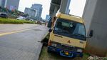 Sempat Bikin Macet, Truk Muatan Keramik di Jalan Gatsu Dievakuasi
