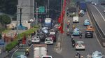 Sempat Bikin Macet, Truk Muatan Keramik di Jalan Gatsu Dievakuasi