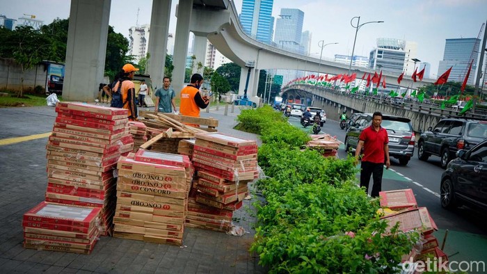 Lalin Jalan Gatot Subroto (Gatsu) sempat macet akibat truk bermuatan keramik kecelakaan. Truk sudah dievakuasi dan lalin arah Semanggi terpantau ramai lancar.