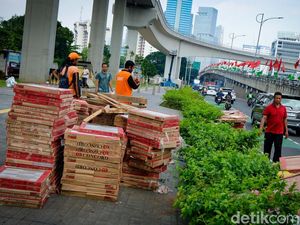 Petugas PPSU 2 Hari Beruntun Bersihkan Pecahan Kaca Truk Terguling di Gatsu