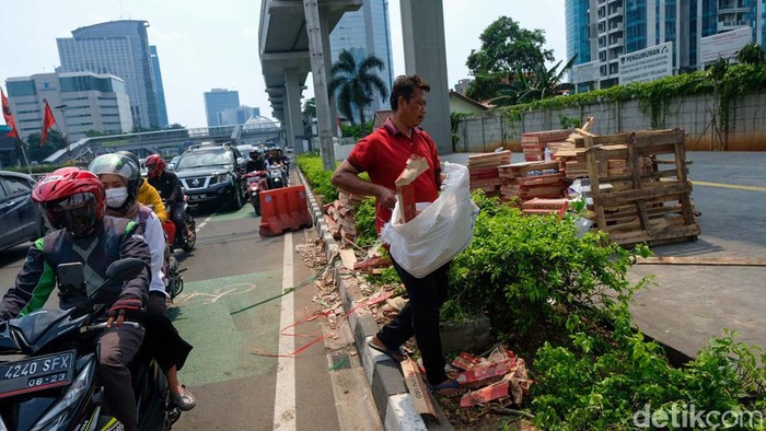 Sempat Bikin Macet, Truk Muatan Keramik di Jalan Gatsu Dievakuasi Lalin Jalan Gatot Subroto (Gatsu) sempat macet akibat truk bermuatan keramik kecelakaan. Truk sudah dievakuasi dan lalin arah Semanggi terpantau ramai lancar.