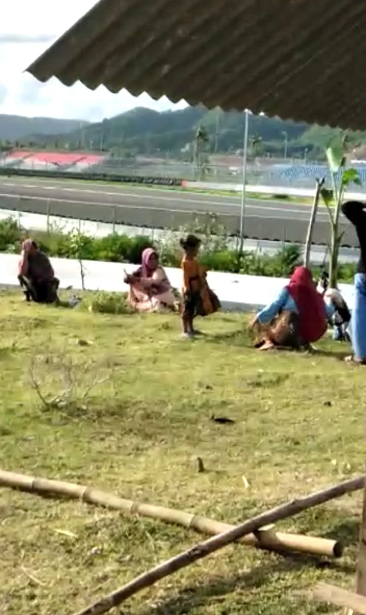 Beberapa warga di lingkar Sirkuit Mandalika ramai-ramai menanam pohon pisang dan mendirikan gazebo bentuk protes lahan tak kunjung dibayar PT ITDC dekat Sirkuit Mandalika.