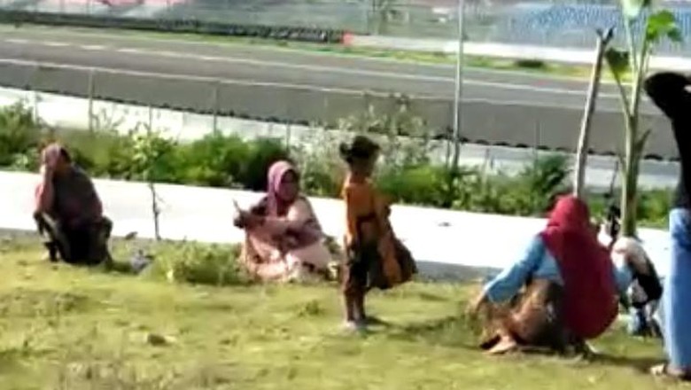 Sengketa Lahan Sirkuit Mandalika Beberapa warga di lingkar Sirkuit Mandalika ramai-ramai menanam pohon pisang dan mendirikan gazebo bentuk protes lahan tak kunjung dibayar PT ITDC dekat Sirkuit Mandalika.