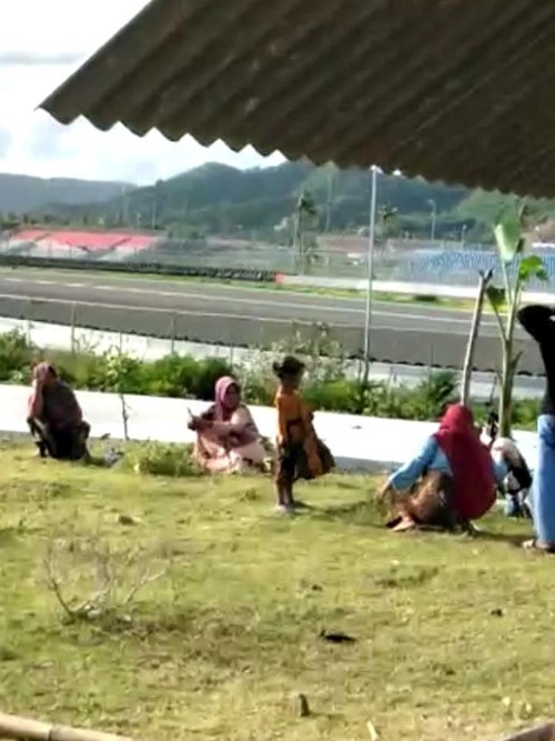 Beberapa warga di lingkar Sirkuit Mandalika ramai-ramai menanam pohon pisang dan mendirikan gazebo bentuk protes lahan tak kunjung dibayar PT ITDC dekat Sirkuit Mandalika.