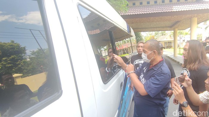 Seorang pencuri mobil memperagakan aksinya di Mapolrestabes Semarang, Kamis (12/1/2023).