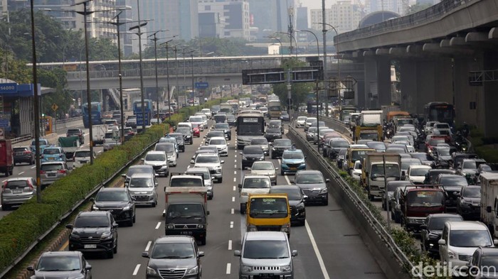 Kemacetan terlihat terjadi di Tol Dalam Kota dan Jalan MT Haryono, Jakarta, Kamis (12/1/2023). Begini potret kemacetan pada sekitar pukul 11.30 WIB.