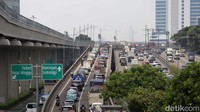 Berdasarkan pantauan pukul 11.30 siang ini kemacetan terjadi mulai depan Gedung Nindya Karya Hingga Pertigaan arah jalan Kapten Tendean.