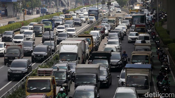 Kemacetan terlihat terjadi di Tol Dalam Kota dan Jalan MT Haryono, Jakarta, Kamis (12/1/2023). Begini potret kemacetan pada sekitar pukul 11.30 WIB.