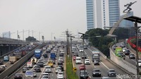 Pada pagi hari sempat terjadi kecelakaan truk di samping flyover Kuningan.