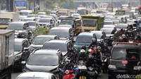Kendaraan terjebak kemacetan di Jalan MT Haryono, Jakarta, Kamis (12/1/2023).