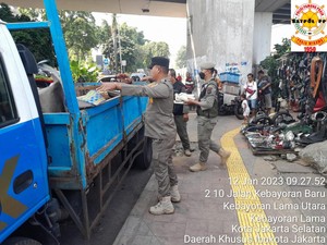 Jelang Peresmian Skywalk Kebayoran Lama, Lapak PKL Disingkirkan