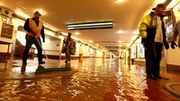 Hujan deras menyebabkan banjir di stasiun bawah tanah, Union Station. (Genaro Molina/Getty Images)  