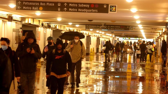 Stasiun Bawah Tanah di California Tergenang Banjir, Begini Kondisinya LOS ANGELES, CA - JANUARY 10, 2023 - - Metro workers help clear a flooded section of the pedestrian walkway leading to train platforms on the main level of Union Station in downtown Los Angeles on January 10, 2023. Many commuters were shuttled over the flooded section caused by the latest rain storm in Southern California. (Genaro Molina / Los Angeles Times via Getty Images)