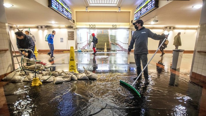 Stasiun Bawah Tanah di California Tergenang Banjir, Begini Kondisinya Los Angeles, CA - January 10: Gerardo Medina, 21, is cleaning up water inside Union Station on Tuesday, Jan. 10, 2023, in Los Angeles, CA. The torrential rain led to flooding in the pedestrian walkway inside Union Station. (Francine Orr / Los Angeles Times via Getty Images)