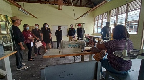 Suasana pelatihan menjahit di LLK Tabanan saat ditinjau rombongan Komisi IV DPRD Tabanan pada 2022 lalu. (istimewa)