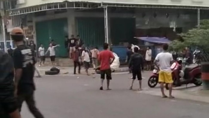 Dua kelompok warga di Kabupaten Tana Toraja, Sulawesi Selatan (Sulsel) terlibat bentrok. Polisi mengamankan dua orang dalam perkelahian tersebut.