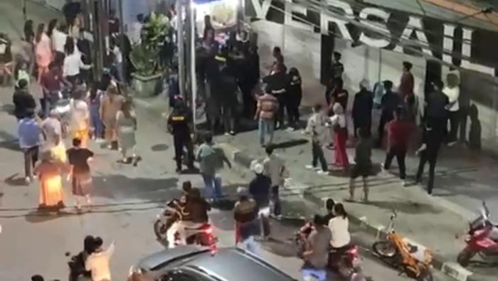 Tangkapan layar video saat kepling di Medan dikeroyok warga