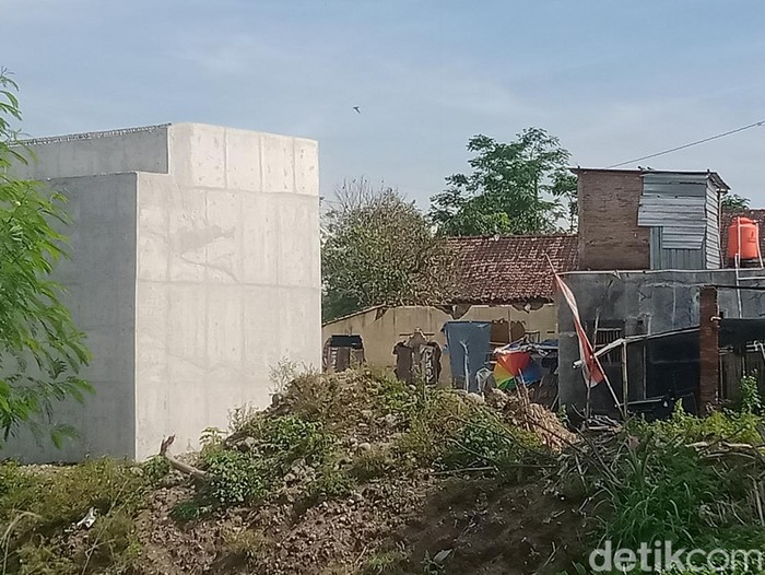 Tiang jembatan tol Jogja-Solo sudah berdiri di Desa Pepe, Kecamatan Ngawen meski ada penolakan sebagian warga. Dipotret pada Kamis (12/1/2023).
