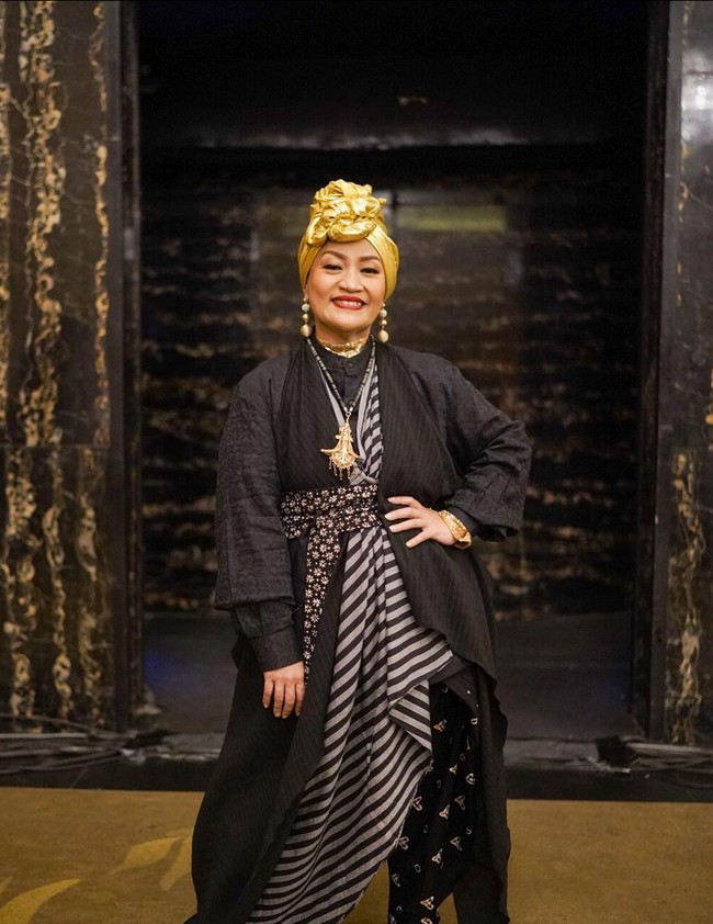 Sahabat Ronal Surapradja ini membagikan perjalanan sehatnya di Instagram. Menurutnya tidak ada usaha yang mengkhianati hasil. Dengan konsisten dan disiplin berat badan ideal dan tubuh sehat pun bisa didapatkan. Foto: Instagram/@tikeprie