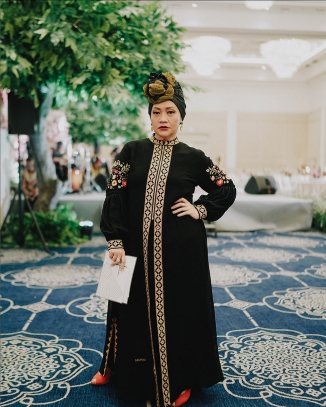 Selain diet sehat, Tike Priatnakusumah juga rajin beraktivitas fisik. Dia rutin jalan kaki sehat terutama di pagi hari. Foto: Instagram/@tikeprie