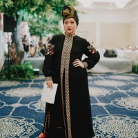 Selain diet sehat, Tike Priatnakusumah juga rajin beraktivitas fisik. Dia rutin jalan kaki sehat terutama di pagi hari. Foto: Instagram/@tikeprie