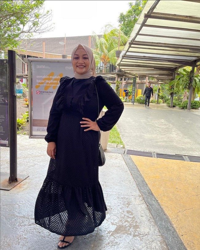 “Hampir sepanjang usia aku selalu obesitas ( sekarang pun masih sih ) tapi gak pernah nyangka aja bahwa Si yang gak pernah nolak diajak makan, si lapar Mata, si males olah raga Ini bisa koq hidupnya lebih sehat, gak ada kata gak bisa yang ada itu mau atau tidak mau. Semangat para pejuang sehat, kalau aku bisa, kamu juga pasti bisa!!!!!!” pesan Tike. Foto: Instagram/@tikeprie