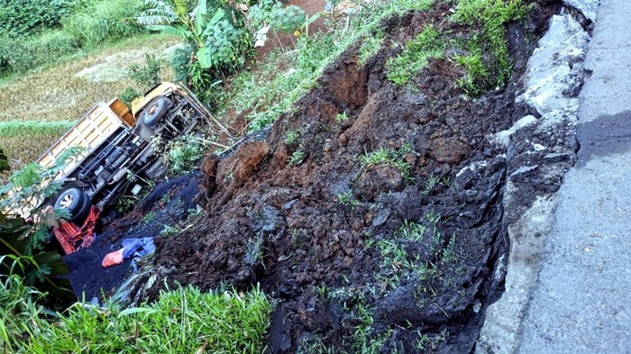 Truk muatan libah batu bara terjun masuk jurang di Sukabumi, Kamis (12/1/2023)