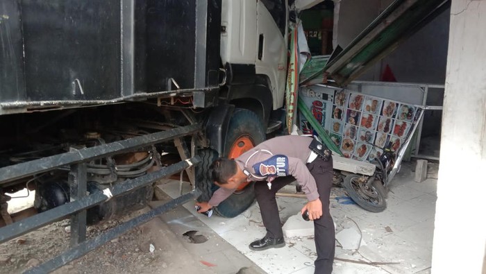 Truk tronton tabrak dua warung di Bogor