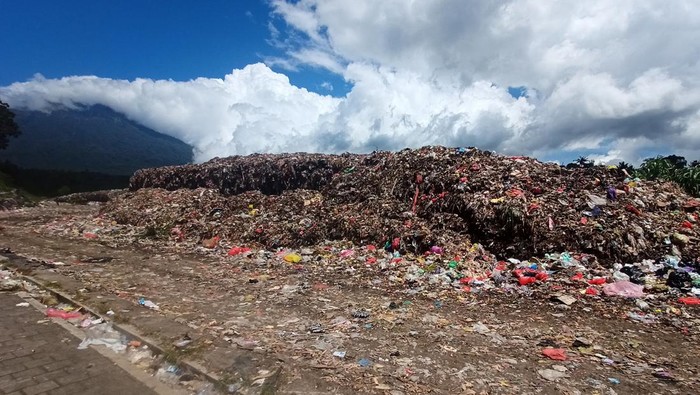 Tumpukan sampah yang ada di TPA Butus, Karangasem, yang sudah semakin mendekati penuh, Kamis (12/1/2023).