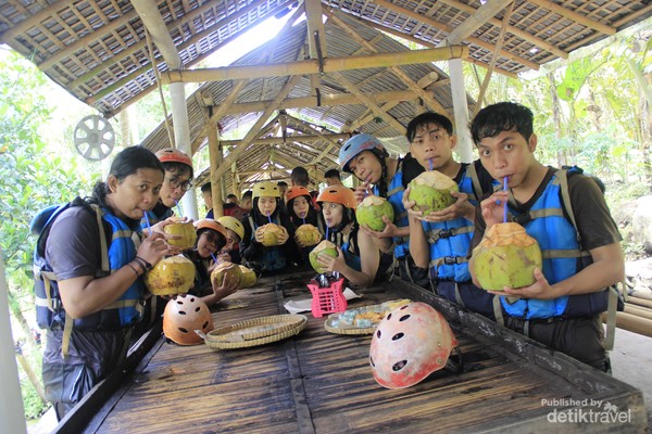 Menikmati kelapa mmuda dan snack di rest area Sungai Elo