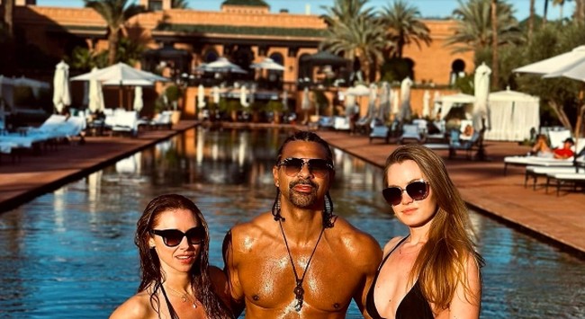 Publik dikejutkan dengan unggahan David Haye di Instagram. Mantan petinju itu mengucapkan Selamat Tahun Baru sambil memperlihatkan foto merangkul dua wanita. Ada Sian Osborne yang diketahui memang kekasihnya, dan di sampingnya juga ada Una Healy. Foto: Instagram