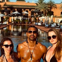 Publik dikejutkan dengan unggahan David Haye di Instagram. Mantan petinju itu mengucapkan Selamat Tahun Baru sambil memperlihatkan foto merangkul dua wanita. Ada Sian Osborne yang diketahui memang kekasihnya, dan di sampingnya juga ada Una Healy. Foto: Instagram