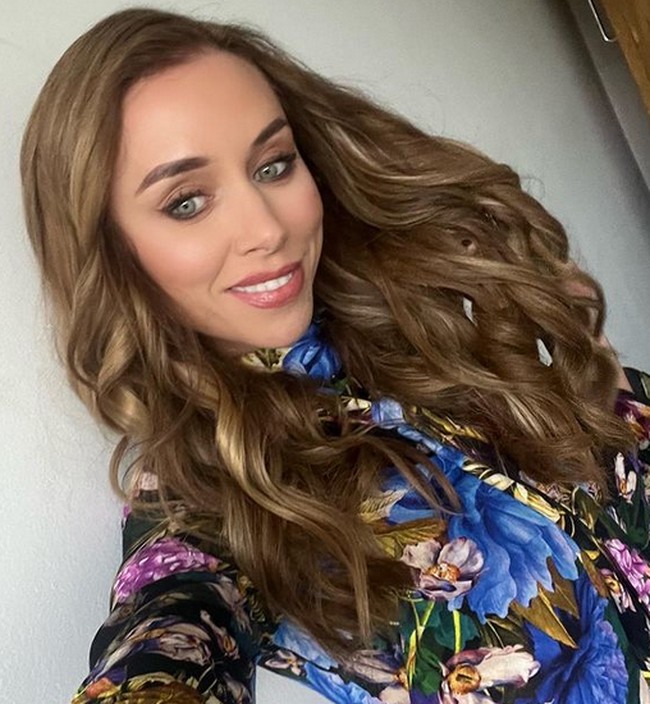 Banyak yang menduga dari kekecewaan perselingkuhan dan perceraian itu membuat Una mengubah pemikiran soal hubungan asmara. Disebut-sebut ibu dua anak itu tertarik untuk menjalin hubungan non-monogami. Foto: Instagram