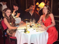 8 Foto Penyanyi Jalani Hubungan Throuple Setelah Diselingkuhi Mantan Suami