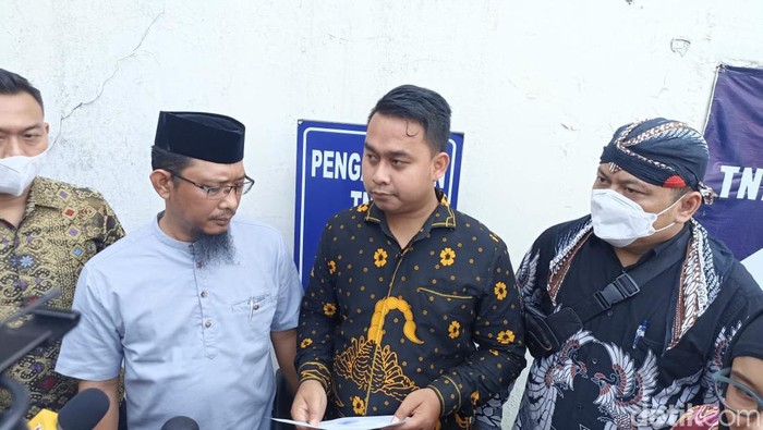 Utsaz Julianna polisikan Rezky Aditya usai video video syur di internet.