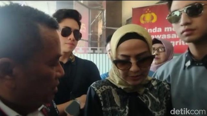 venna melinda di polda jatim ditemani anak-anaknya dan hotman paris
