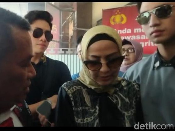venna melinda di polda jatim ditemani anak-anaknya dan hotman paris