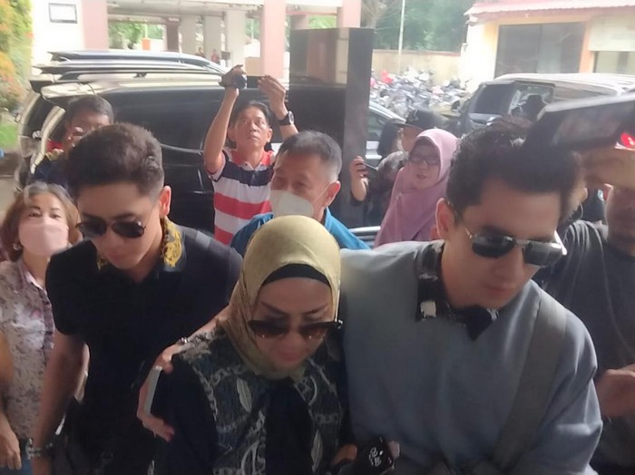 venna melinda di polda jatim ditemnai dua anaknya dan hotman paris