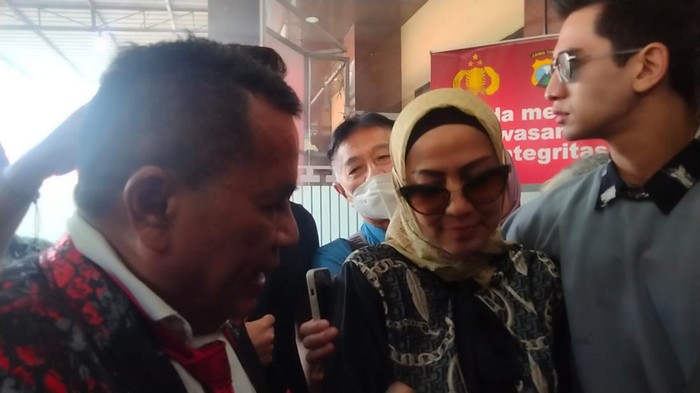 venna melinda di polda jatim ditemnai dua anaknya dan hotman paris