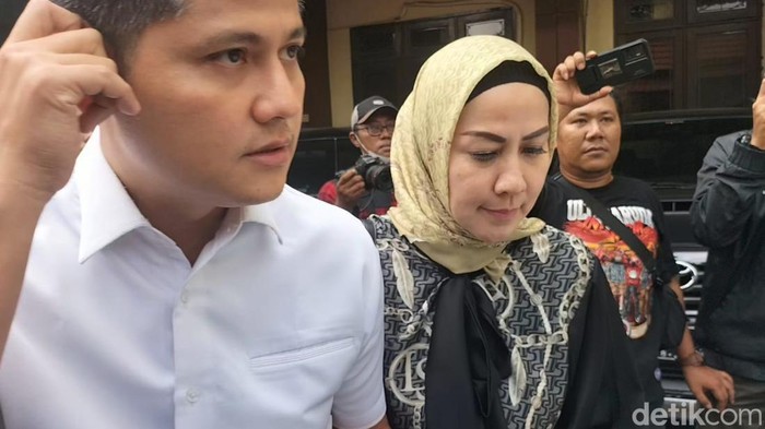 Venna Melinda didampingi adiknya Reza Mahastra saat di Polda Jatim