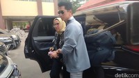 Anak pertama Venna Melinda, Verrell Bramasta tampak menggandeng Venna keluar mobil. Foto: Praditya Fauzi Rahman/detikJatim