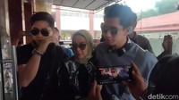Tak hanya Verrell Bramasta, anak kedua Venna Melinda, Athalla Naufal juga tampak hadir. Mereka setia memberi suppport untuk ibunya. Foto: Praditya Fauzi Rahman/detikJatim