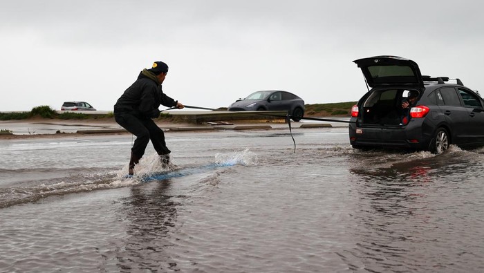Warga California Asik Main Selancar di Tengah Banjir CALIFORNIA, USA - JANUARY 11: Christian Ibarra surfs in a flood at Fort Funston in San Francisco on January 11, 2023 as atmospheric river storms hit California, United States. (Photo by Tayfun Coskun/Anadolu Agency via Getty Images)