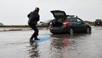 Warga California Asik Main Selancar di Tengah Banjir