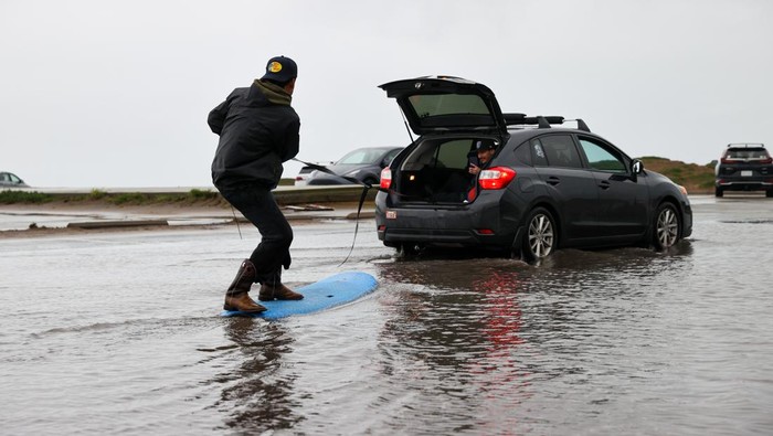 Warga California Asik Main Selancar di Tengah Banjir CALIFORNIA, USA - JANUARY 11: Christian Ibarra surfs in a flood at Fort Funston in San Francisco on January 11, 2023 as atmospheric river storms hit California, United States. (Photo by Tayfun Coskun/Anadolu Agency via Getty Images)