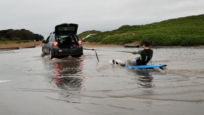 Warga California Asik Main Selancar di Tengah Banjir