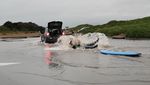Warga California Asik Main Selancar di Tengah Banjir