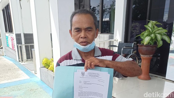 Warga Desa Sawoo, Ponorogo melaporkan dugaan pungli surat segel tanah ke Kejari